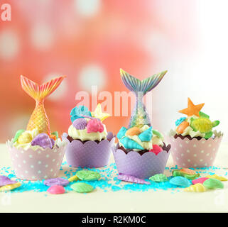 Mermaid Thema Cupcakes mit bunten glitter Schwänze, Muscheln und Meerestiere toppers für Kinder, jugendlich, Neuheit Geburtstag und Party feiern. Stockfoto