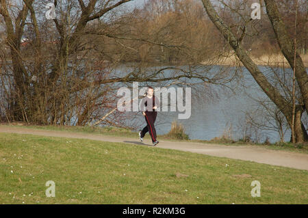 junge Frau Joggen am See Stockfoto