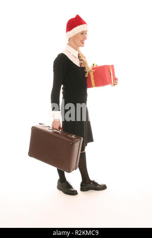 Junge Frau mit der Lagerung Kappe und Koffer Stockfoto