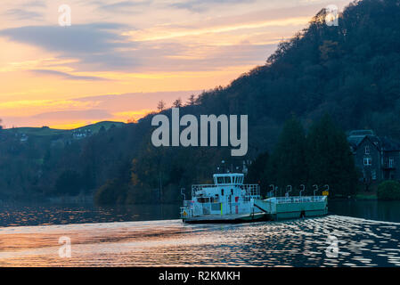 Die Autofähre Stockente Kreuzung bei Sonnenuntergang Lake Windermere im Lake District National Park Cumbria England Vereinigtes Königreich Großbritannien Stockfoto