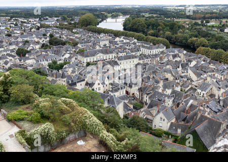 Eine Ansicht von Chinon in das Tal der Loire, von der Burg forteresse Royale genommen. Stockfoto