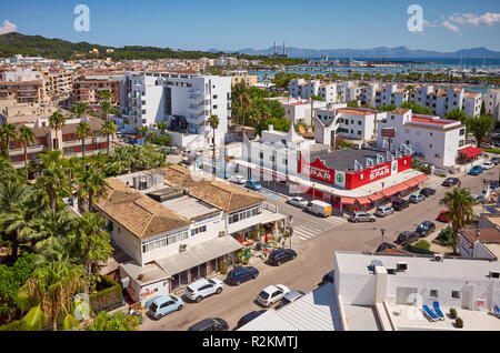 Port d'Alcudia, Mallorca, Spanien - August 16, 2018: Blick auf die Stadt, die für ihre ruhigen Ferienanlagen und eine wunderschöne Küste bekannt. Stockfoto