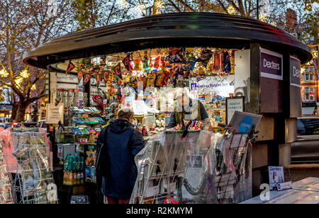 Die Nachrichten stehen außerhalb der Sloane Square U-Bahnstation London UK Stockfoto