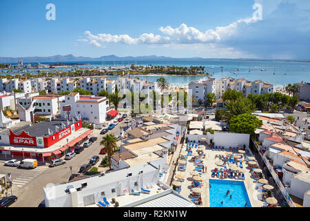 Port d'Alcudia, Mallorca, Spanien - August 16, 2018: Blick auf die Stadt, die für ihre ruhigen Ferienanlagen und eine wunderschöne Küste bekannt. Stockfoto