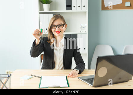 Neues Haus und Immobilien Konzept - Nahaufnahme von Happy realtor Frau mit roten Lippen geben Sie Schlüssel von der neuen Wohnung. Stockfoto