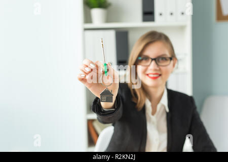 Neues Haus und Immobilien Konzept - Nahaufnahme von Happy realtor Frau mit roten Lippen geben Sie Schlüssel von der neuen Wohnung. Stockfoto