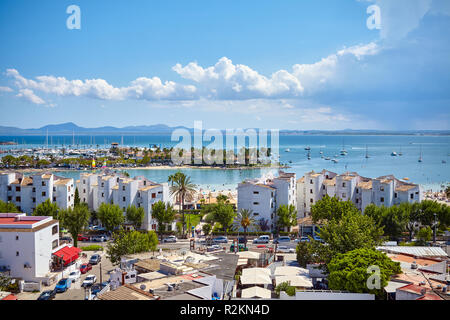 Port d'Alcudia, Mallorca, Spanien - August 16, 2018: Blick auf die Stadt, die für ihre ruhigen Ferienanlagen und eine wunderschöne Küste bekannt. Stockfoto