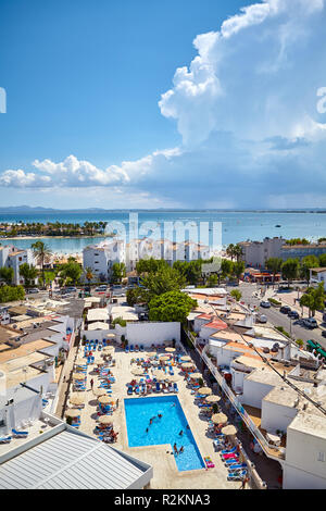 Port d'Alcudia, Mallorca, Spanien - August 16, 2018: Blick auf die Stadt, die für ihre ruhigen Ferienanlagen und eine wunderschöne Küste bekannt. Stockfoto