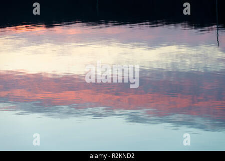 Ein herbstlicher Sonnenuntergang sich im Gewässer des Lake Windermere im Lake District National Park Cumbria England Vereinigtes Königreich Großbritannien Stockfoto