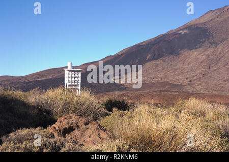 Meteorologische Datenerfassung Station an der Seite eines Hügels. Diese meteorologische Daten Sammlung befindet sich in den Cañadas del Teide entfernt Stockfoto