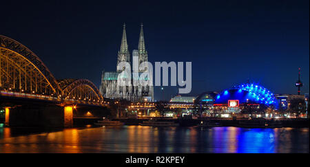 Die Kathedrale und die Kuppel Stockfoto