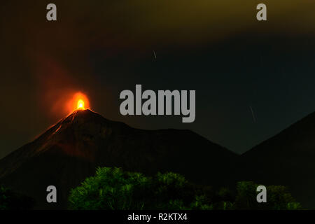 Fuego Vulkan ausbricht am 18. November 2018 in der Nähe von Antigua, Guatemala, Mittelamerika. Verschlusszeit verwischt Lava, Rauch & Stars. Stockfoto