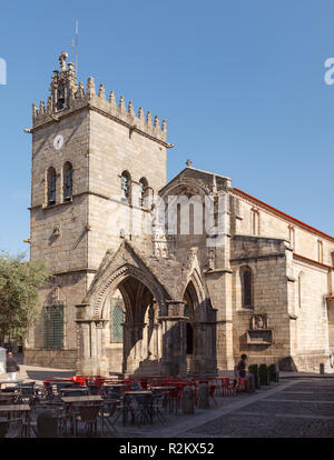 Do Padrao Salado und Igreja de Nossa Senhora da Oliveira. Guimaraes, Portugal Stockfoto