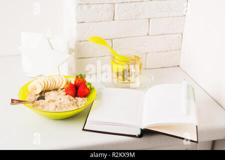 Diätplan mit gesunden Frühstück mit Müsli und Kaffee mit Kopie Raum Stockfoto