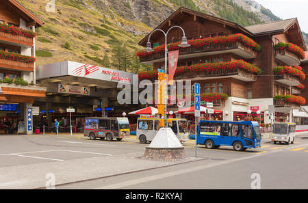 Zermatt, Schweiz - 16. September 2018: Bahnhofplatz Platz auf dem Bahnhof in der Nähe von Zermatt in den Morgen. Zermatt ist eine Gemeinde Stockfoto