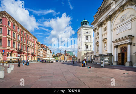 Die neoklassische Fassade und Glockenturm von St. Anna Kirche mit Sigismunds Spalte auf Schlossplatz im Hintergrund, Warschau, Polans Stockfoto