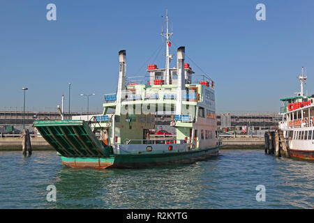 Venedig, Italien - Dezember 19, 2012: Fähre Pallestrina Actv Fähre angedockt am Pier in Venedig, Italien. Stockfoto