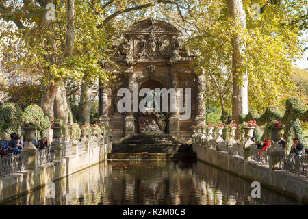 PARIS, Frankreich, 10. Oktober 2018: Die Medici Brunnen (La Fontaine Medicis) im Jardin du Luxembourg (Luxemburg). Stockfoto