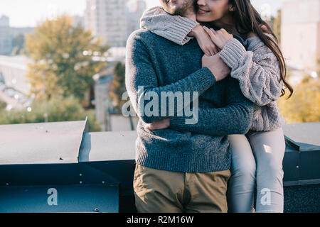 7/8 Schuß des jungen Paares, die auf der Dachterrasse Stockfoto