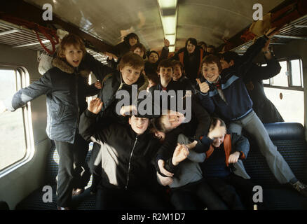 Schule Kinder auf dem Dovey Junction zu Pwllheli Cambrian Coast Railway Line bei Harlech, Gwnedd, Wales, Großbritannien Stockfoto