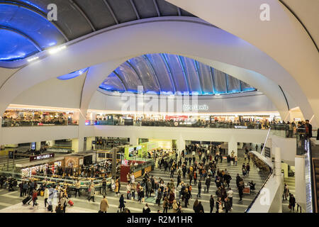 Grand Central, Entertainment, Shopping, Dining, Mall, verankert, durch, John Lewis, Abteilung, Speicher, und I-475, der Neuen Street, Zug, Station, Birmingham, England, Stockfoto