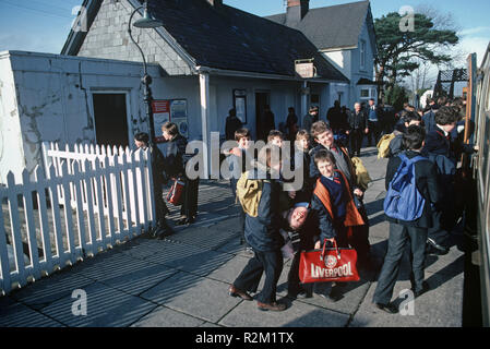 Schule Kinder auf dem Dovey Junction zu Pwllheli Cambrian Coast Railway Line bei Harlech, Gwnedd, Wales, Großbritannien Stockfoto