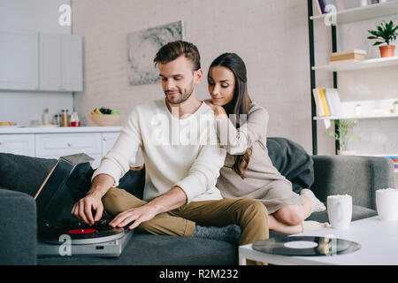 Schöne junge Paar Musik hören mit vinyl Plattenspieler zu Hause Stockfoto