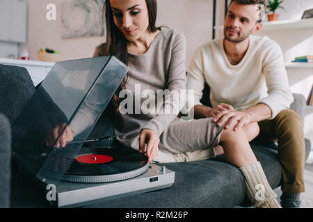 Schöne junge Paar Musik hören mit vinyl Plattenspieler zu Hause Stockfoto
