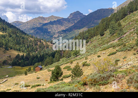 Schönen Tal mit Hütte in den katalanischen Pyrenäen Stockfoto