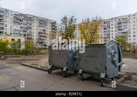 Abfalleimer in Kiew Ghetto, Ukraine Stockfoto