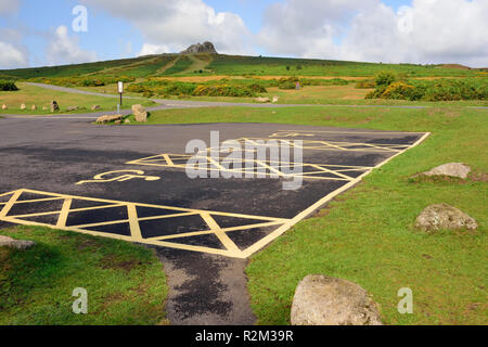 Behindertenparkplätze an Haytor Besucherzentrum auf Dartmoor, in Richtung Haytor Felsen. Stockfoto