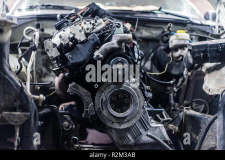 Legendären modern sport Motor im Auto mit offener Haube und Rohteile Stockfoto