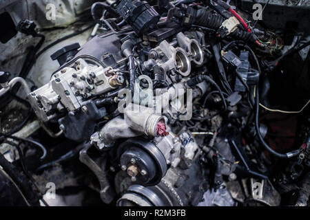 Legendären modern sport Motor im Auto mit offener Haube und Rohteile Stockfoto