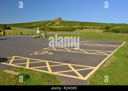 Behindertenparkplätze an Haytor Besucherzentrum auf Dartmoor, in Richtung Haytor Felsen. Stockfoto