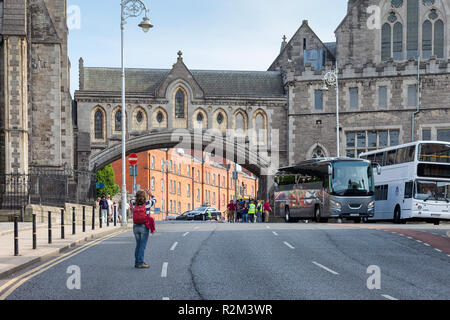 Dublin, Irland - 05.Juli 2018: Der Bogen der Christ Church Cathedral in Dublin während des Tages Stockfoto