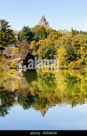 Schildkröte Teich Reflexionen. Die Aussicht auf die Schildkröte Teich im Central Park, New York City auf einem noch Herbstmorgen. Stockfoto