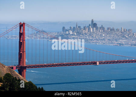 Luftbild des Golden Gate Bridge, die San Francisco Skyline im Hintergrund sichtbar; Kalifornien Stockfoto