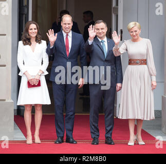 Prinz William, Herzog von Cambridge und Catherine Herzogin von Cambridge während der Begrüßung durch den Präsidenten der Republik Polen Andrzej Duda und First Lady Agata Kornhauser-Duda vor dem Präsidentenpalast in Warschau, Polen, am 17. Juli 2017 Stockfoto