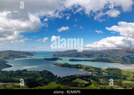 Die schöne landschaftliche Aussicht über Lyttelton Harbour von hoch oben im Zeichen der Bellbird in Christchurch, Neuseeland Stockfoto