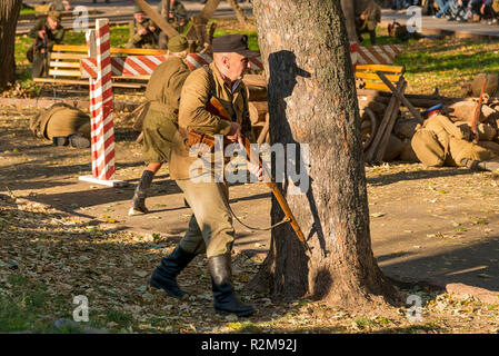 Lemberg, Ukraine - August, 14, 2018: Militärische historische Rekonstruktion ist der Jahrestag der Gründung der Ukrainischen Aufstandsarmee gewidmet. Stockfoto