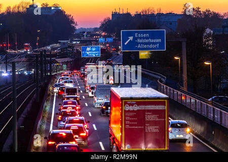 Autobahn A40, Autobahn, Ruhrschnellweg in Essen, Route durch die Innenstadt, wird durch eine mögliche Diesel verbot, Skyline, Deutschland betroffen, Stockfoto