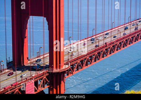 Luftaufnahme von Datenverkehr auf der Golden Gate Bridge, San Francisco, Kalifornien Stockfoto