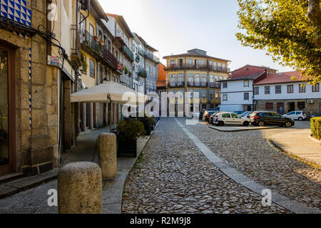 Portugal - 26. September 2018: Schmal und typische Straße der Altstadt, der Stadt Guimaraes, Portugal Stockfoto