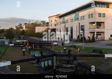 Canal Locks und Civic Center am Lagan Valley Insel, Lisburn, County Antrim, Nordirland. Stockfoto