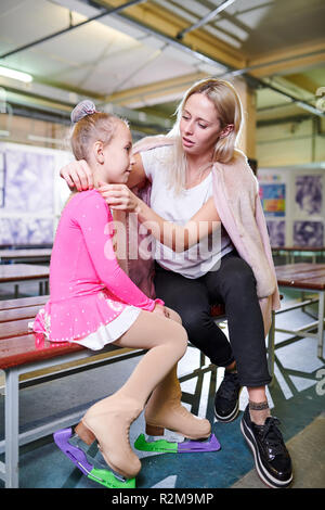 Mutter mit kleinen Mädchen vor Praxis Stockfoto