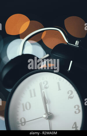 Auf das neue Jahr um Mitternacht retro Clock Face mit bokeh Lichter im Hintergrund Stockfoto