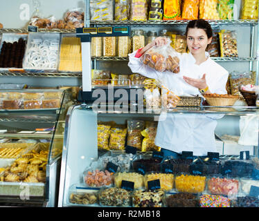 Glückliche Frau Verkauf von Cookies und anderen Füllungen Stockfoto