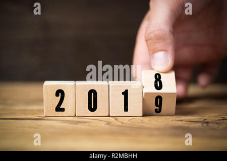 Hand spiegeln ein Würfel, symbolizng der Wechsel von 2018 bis 2019 Stockfoto