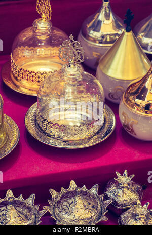 Bronze, Gold, transparente Turkish Delight Schalen in der Ansicht Stockfoto