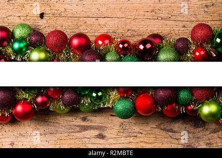 Weihnachtsdekoration auf Holzuntergrund mit einem weißen Band für benutzerdefinierten Text Stockfoto